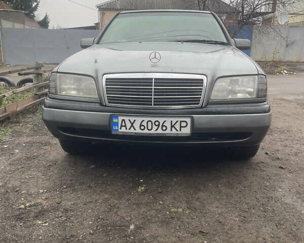 Серый Мерседес Ц-Класс, объемом двигателя 1.8 л и пробегом 400 тыс. км за 2100 $, фото 12 на Automoto.ua