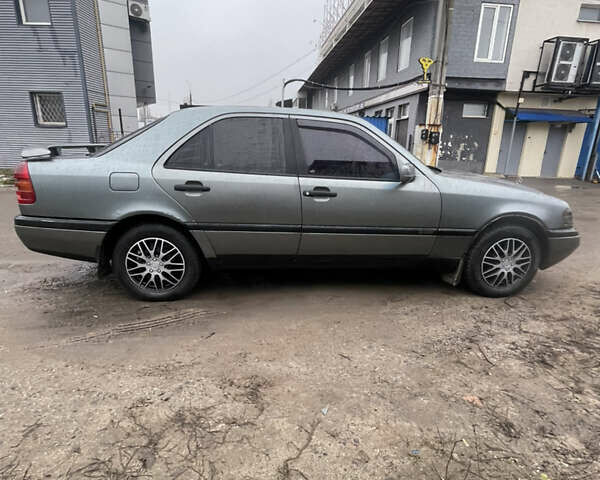 Серый Мерседес Ц-Класс, объемом двигателя 1.8 л и пробегом 400 тыс. км за 2100 $, фото 8 на Automoto.ua