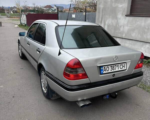 Сірий Мерседес Ц-Клас, об'ємом двигуна 2.2 л та пробігом 226 тис. км за 2350 $, фото 4 на Automoto.ua