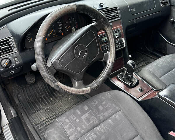 Сірий Мерседес Ц-Клас, об'ємом двигуна 2.2 л та пробігом 226 тис. км за 2350 $, фото 5 на Automoto.ua