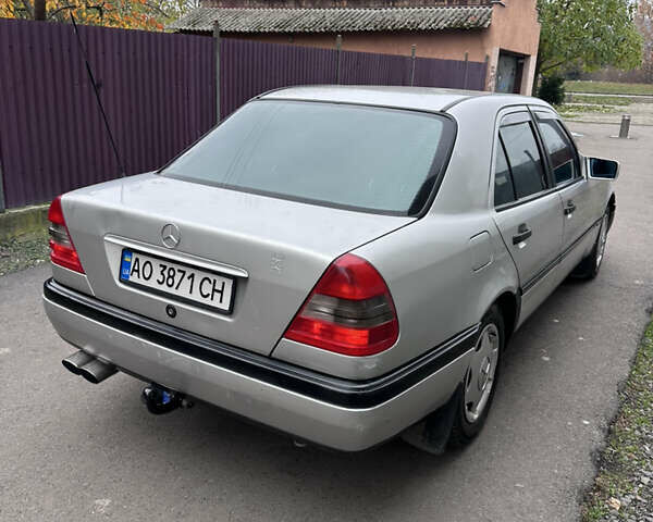 Сірий Мерседес Ц-Клас, об'ємом двигуна 2.2 л та пробігом 226 тис. км за 2350 $, фото 6 на Automoto.ua