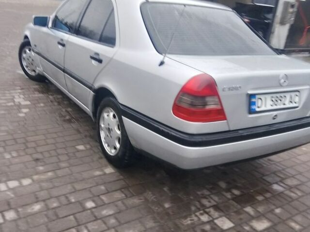 Серый Мерседес Ц-Класс, объемом двигателя 1.8 л и пробегом 500 тыс. км за 1600 $, фото 2 на Automoto.ua