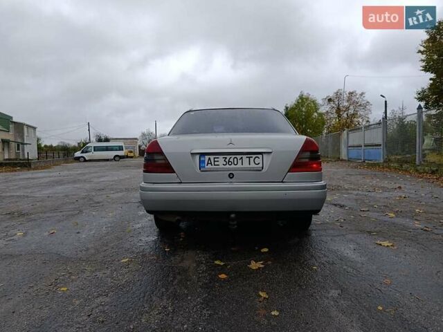 Серый Мерседес Ц-Класс, объемом двигателя 2 л и пробегом 400 тыс. км за 3200 $, фото 8 на Automoto.ua