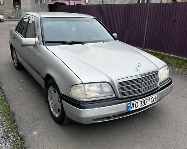 Сірий Мерседес Ц-Клас, об'ємом двигуна 2.2 л та пробігом 226 тис. км за 2350 $, фото 7 на Automoto.ua