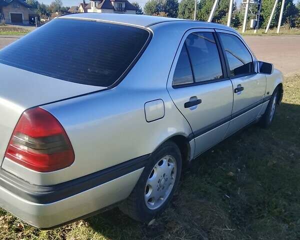 Серый Мерседес Ц-Класс, объемом двигателя 1.8 л и пробегом 590 тыс. км за 1450 $, фото 3 на Automoto.ua