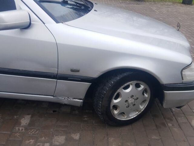 Серый Мерседес Ц-Класс, объемом двигателя 1.8 л и пробегом 500 тыс. км за 1600 $, фото 6 на Automoto.ua