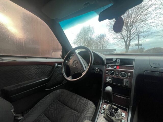 Сірий Мерседес Ц-Клас, об'ємом двигуна 1.8 л та пробігом 400 тис. км за 1450 $, фото 5 на Automoto.ua