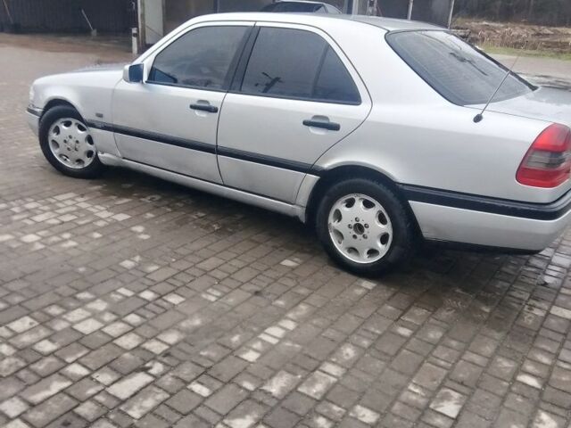 Серый Мерседес Ц-Класс, объемом двигателя 1.8 л и пробегом 500 тыс. км за 1600 $, фото 4 на Automoto.ua