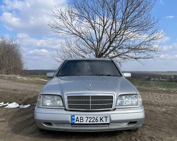 Сірий Мерседес Ц-Клас, об'ємом двигуна 2 л та пробігом 470 тис. км за 3500 $, фото 2 на Automoto.ua