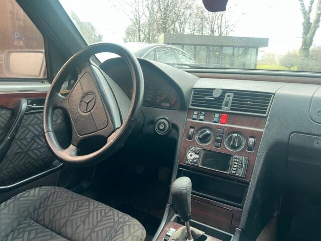 Сірий Мерседес Ц-Клас, об'ємом двигуна 1.8 л та пробігом 400 тис. км за 1450 $, фото 4 на Automoto.ua