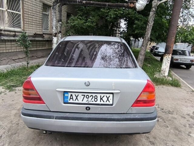 Серый Мерседес Ц-Класс, объемом двигателя 1.8 л и пробегом 330 тыс. км за 1500 $, фото 2 на Automoto.ua