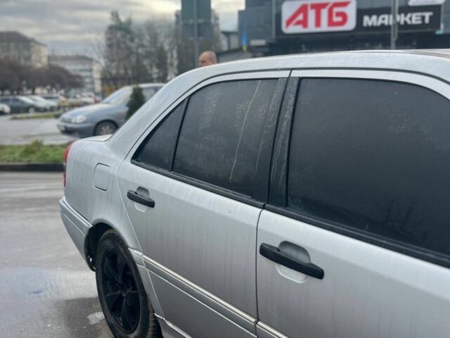 Сірий Мерседес Ц-Клас, об'ємом двигуна 1.8 л та пробігом 400 тис. км за 1450 $, фото 2 на Automoto.ua