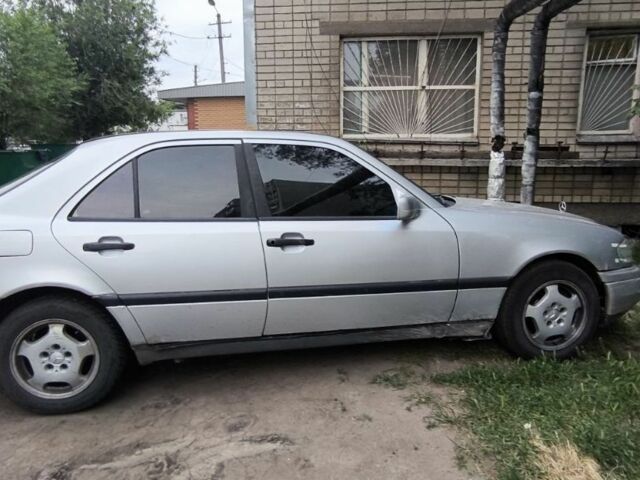 Серый Мерседес Ц-Класс, объемом двигателя 1.8 л и пробегом 330 тыс. км за 1500 $, фото 1 на Automoto.ua