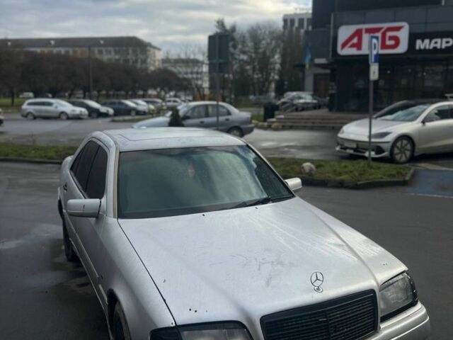 Сірий Мерседес Ц-Клас, об'ємом двигуна 1.8 л та пробігом 400 тис. км за 1450 $, фото 1 на Automoto.ua