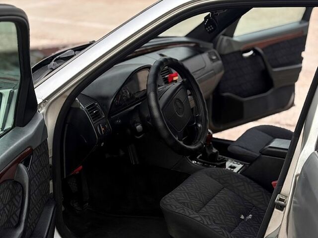 Мерседес Ц-Класс 1995 в Киеве на Automoto.ua Серый Мерседес Ц-Класс, объемом двигателя 2.8 л и пробегом 421 тыс. км за 2900 $, фото 5 на Automoto.ua