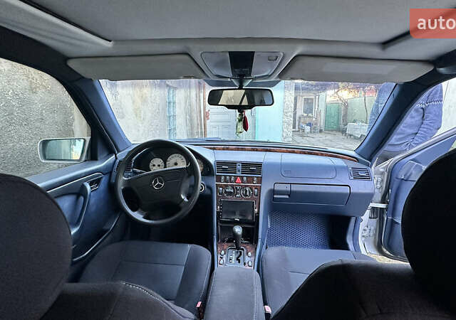 Серый Мерседес Ц-Класс, объемом двигателя 2 л и пробегом 330 тыс. км за 1500 $, фото 6 на Automoto.ua