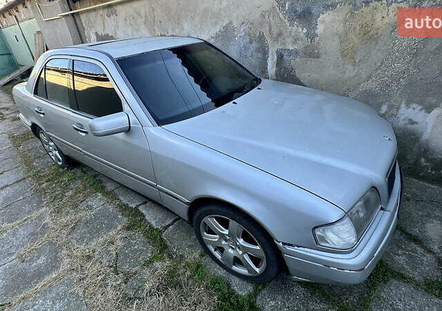 Серый Мерседес Ц-Класс, объемом двигателя 2 л и пробегом 330 тыс. км за 1500 $, фото 4 на Automoto.ua