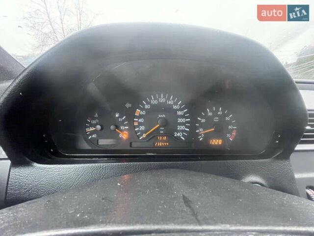 Серый Мерседес Ц-Класс, объемом двигателя 1.8 л и пробегом 237 тыс. км за 1900 $, фото 9 на Automoto.ua