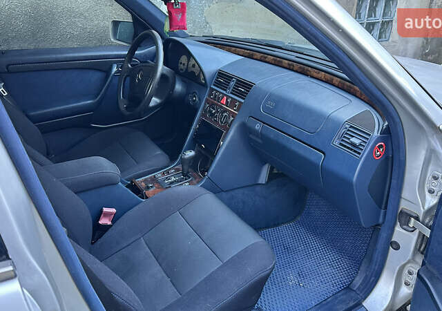 Серый Мерседес Ц-Класс, объемом двигателя 2 л и пробегом 330 тыс. км за 1500 $, фото 5 на Automoto.ua