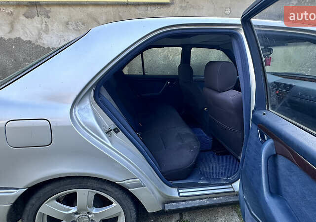 Серый Мерседес Ц-Класс, объемом двигателя 2 л и пробегом 330 тыс. км за 1500 $, фото 3 на Automoto.ua