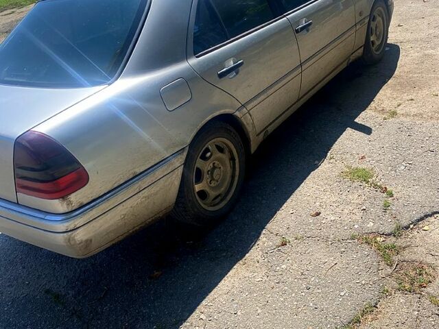 Серый Мерседес Ц-Класс, объемом двигателя 2 л и пробегом 200 тыс. км за 1600 $, фото 4 на Automoto.ua