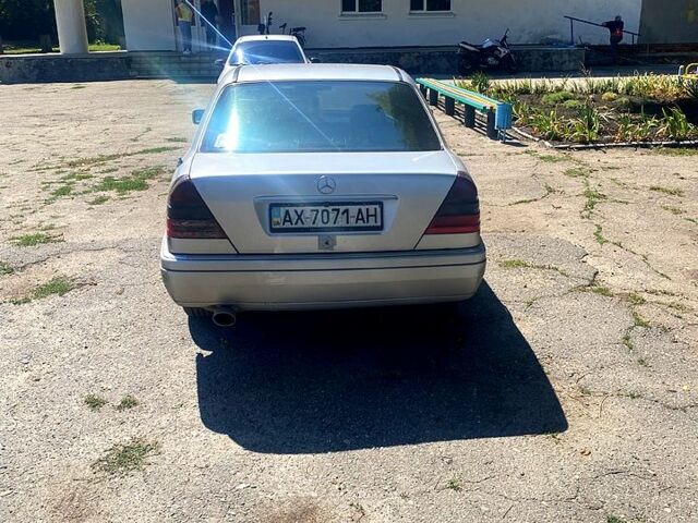 Серый Мерседес Ц-Класс, объемом двигателя 2 л и пробегом 200 тыс. км за 1600 $, фото 3 на Automoto.ua