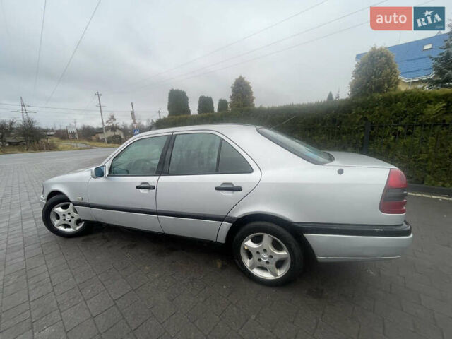 Серый Мерседес Ц-Класс, объемом двигателя 1.8 л и пробегом 237 тыс. км за 1900 $, фото 7 на Automoto.ua