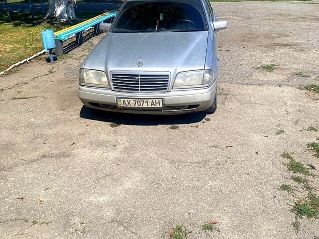Серый Мерседес Ц-Класс, объемом двигателя 2 л и пробегом 200 тыс. км за 1600 $, фото 5 на Automoto.ua