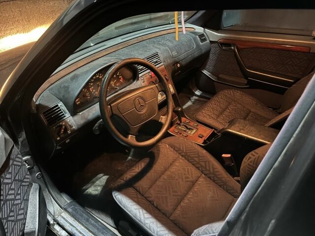 Сірий Мерседес Ц-Клас, об'ємом двигуна 1.8 л та пробігом 240 тис. км за 1350 $, фото 8 на Automoto.ua