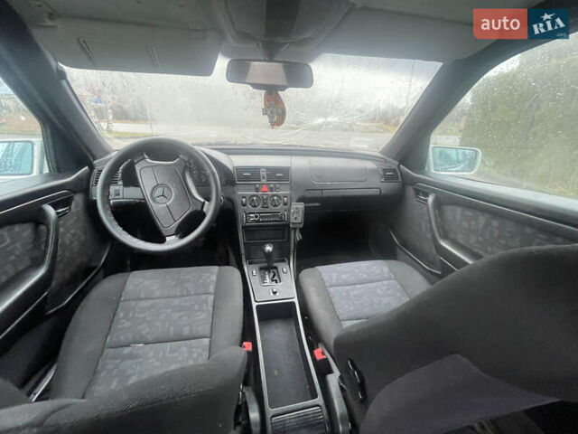 Серый Мерседес Ц-Класс, объемом двигателя 1.8 л и пробегом 237 тыс. км за 1900 $, фото 5 на Automoto.ua