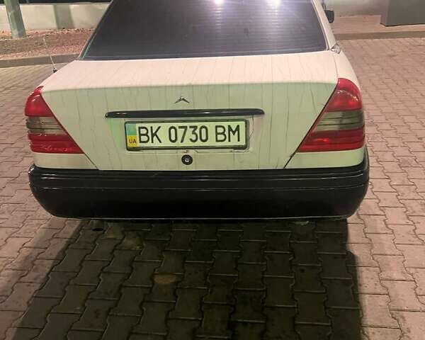 Серый Мерседес Ц-Класс, объемом двигателя 1.8 л и пробегом 331 тыс. км за 1499 $, фото 2 на Automoto.ua