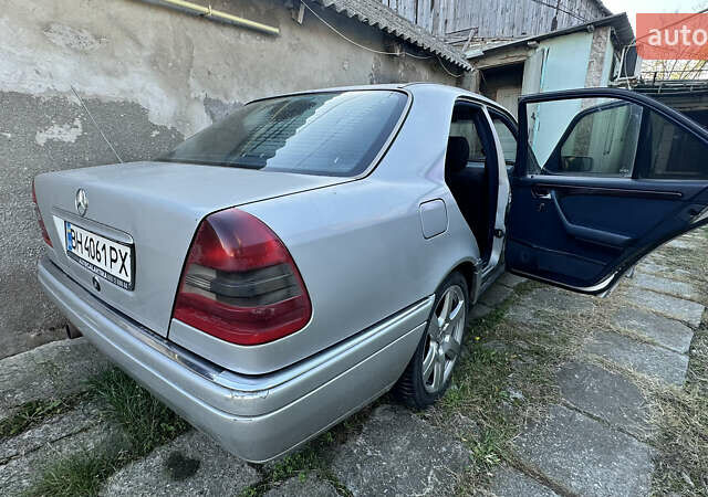 Серый Мерседес Ц-Класс, объемом двигателя 2 л и пробегом 330 тыс. км за 1500 $, фото 2 на Automoto.ua