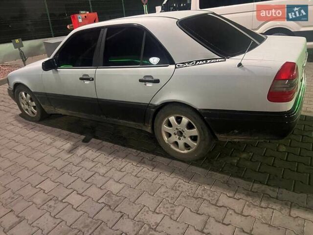 Серый Мерседес Ц-Класс, объемом двигателя 1.8 л и пробегом 331 тыс. км за 1499 $, фото 6 на Automoto.ua