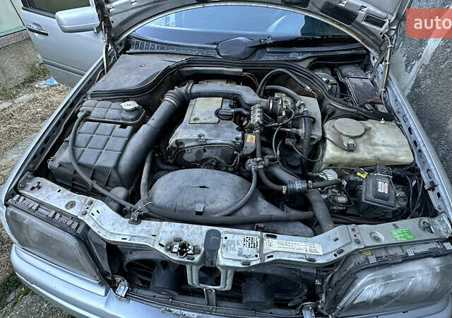 Серый Мерседес Ц-Класс, объемом двигателя 2 л и пробегом 330 тыс. км за 1500 $, фото 7 на Automoto.ua