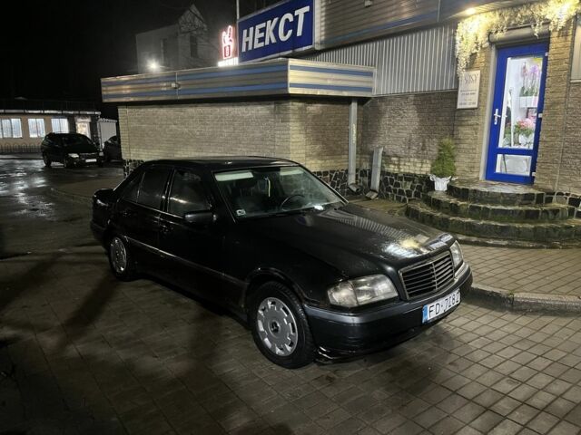 Сірий Мерседес Ц-Клас, об'ємом двигуна 1.8 л та пробігом 240 тис. км за 1350 $, фото 1 на Automoto.ua