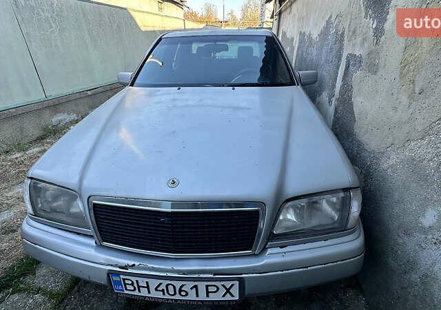 Серый Мерседес Ц-Класс, объемом двигателя 2 л и пробегом 330 тыс. км за 1500 $, фото 1 на Automoto.ua