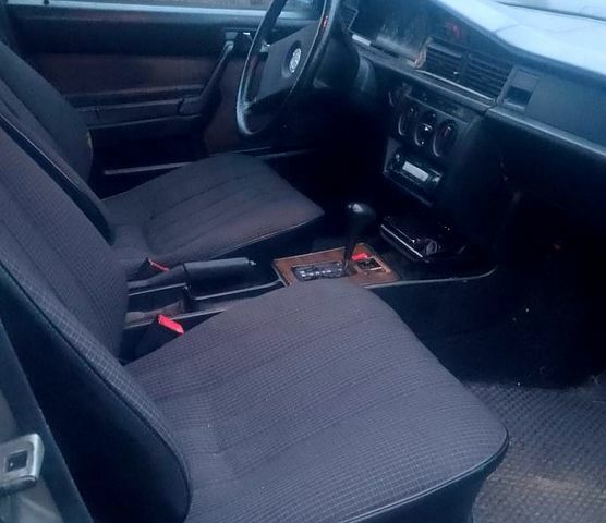 Серый Мерседес Ц-Класс, объемом двигателя 2 л и пробегом 460 тыс. км за 2000 $, фото 5 на Automoto.ua