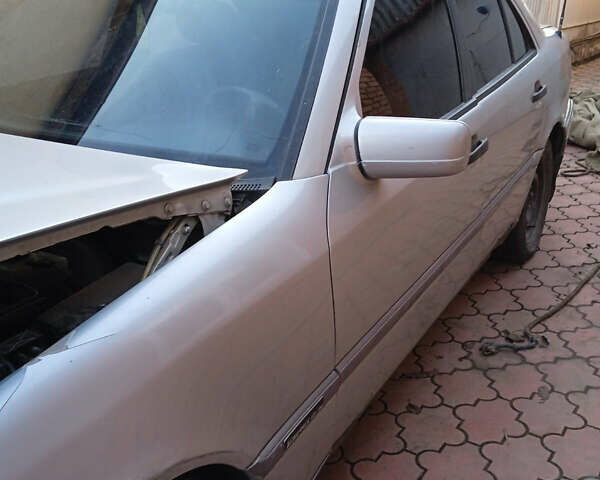 Серый Мерседес Ц-Класс, объемом двигателя 1.8 л и пробегом 250 тыс. км за 950 $, фото 2 на Automoto.ua