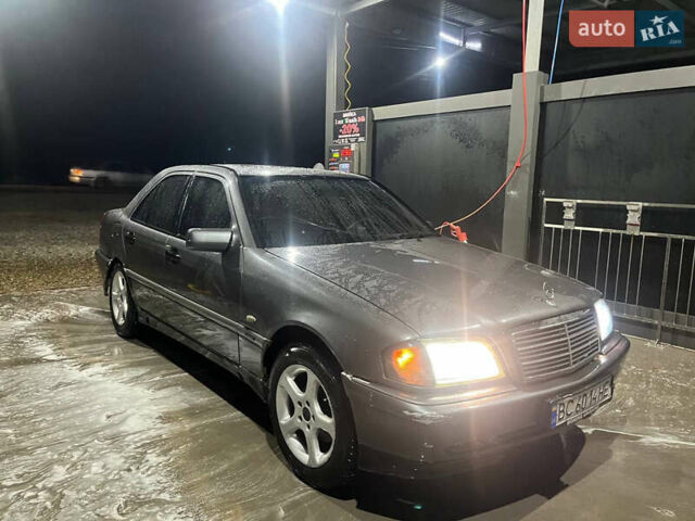 Сірий Мерседес Ц-Клас, об'ємом двигуна 2 л та пробігом 320 тис. км за 2300 $, фото 3 на Automoto.ua