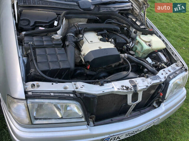 Серый Мерседес Ц-Класс, объемом двигателя 2 л и пробегом 339 тыс. км за 3300 $, фото 4 на Automoto.ua