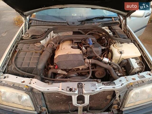 Серый Мерседес Ц-Класс, объемом двигателя 2 л и пробегом 335 тыс. км за 2000 $, фото 7 на Automoto.ua