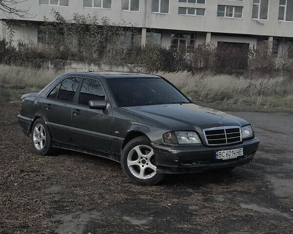 Сірий Мерседес Ц-Клас, об'ємом двигуна 2 л та пробігом 320 тис. км за 2300 $, фото 4 на Automoto.ua