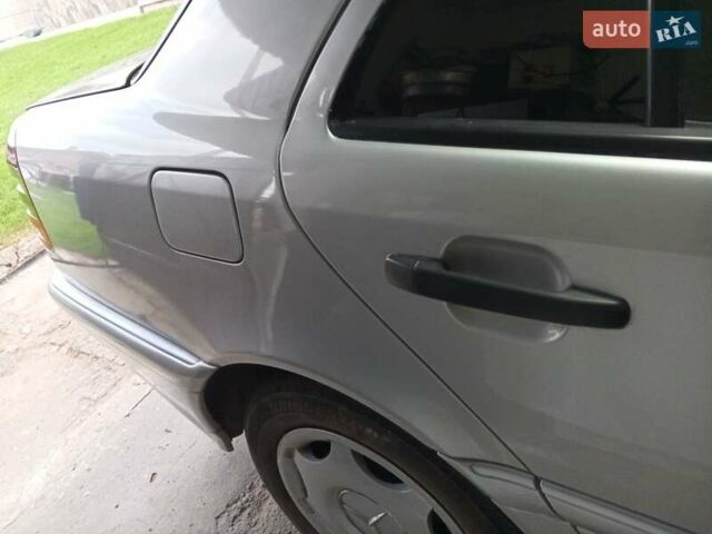 Серый Мерседес Ц-Класс, объемом двигателя 1.8 л и пробегом 306 тыс. км за 3700 $, фото 2 на Automoto.ua