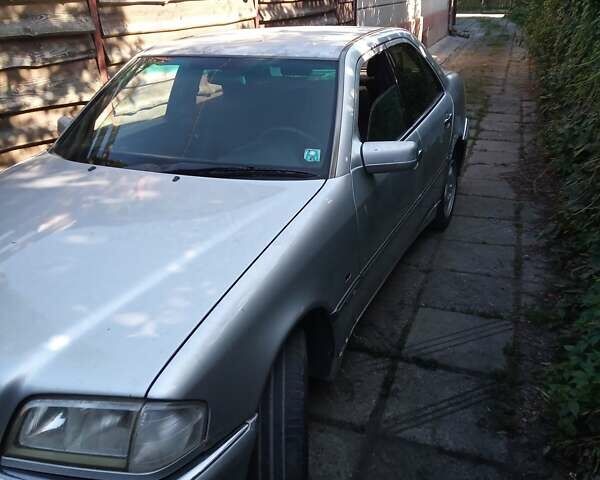 Серый Мерседес Ц-Класс, объемом двигателя 1.8 л и пробегом 330 тыс. км за 1700 $, фото 4 на Automoto.ua