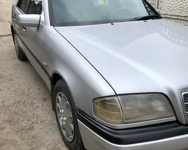 Серый Мерседес Ц-Класс, объемом двигателя 1.8 л и пробегом 428 тыс. км за 2500 $, фото 1 на Automoto.ua