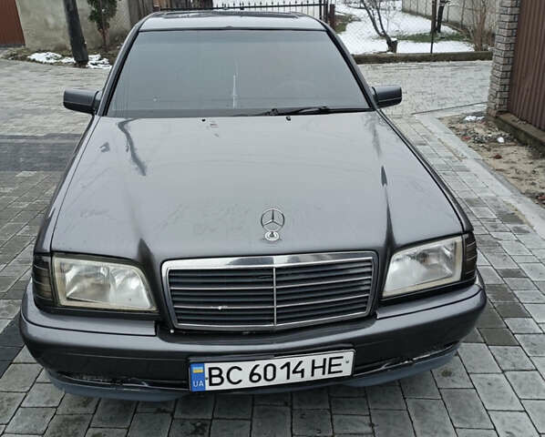 Серый Мерседес Ц-Класс, объемом двигателя 2 л и пробегом 300 тыс. км за 2500 $, фото 2 на Automoto.ua