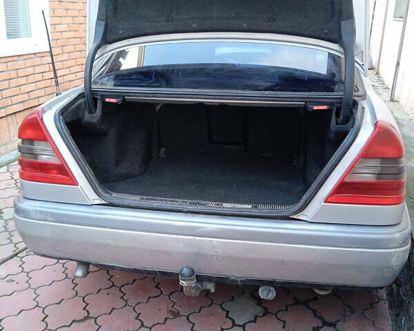 Серый Мерседес Ц-Класс, объемом двигателя 1.8 л и пробегом 250 тыс. км за 950 $, фото 3 на Automoto.ua