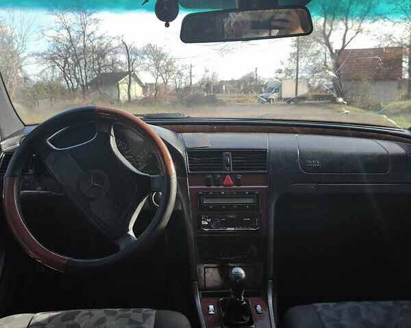 Сірий Мерседес Ц-Клас, об'ємом двигуна 2 л та пробігом 320 тис. км за 2300 $, фото 6 на Automoto.ua