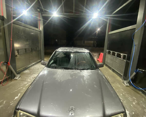 Серый Мерседес Ц-Класс, объемом двигателя 2 л и пробегом 323 тыс. км за 1900 $, фото 7 на Automoto.ua