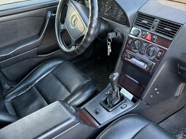 Сірий Мерседес Ц-Клас, об'ємом двигуна 2.2 л та пробігом 360 тис. км за 2500 $, фото 13 на Automoto.ua